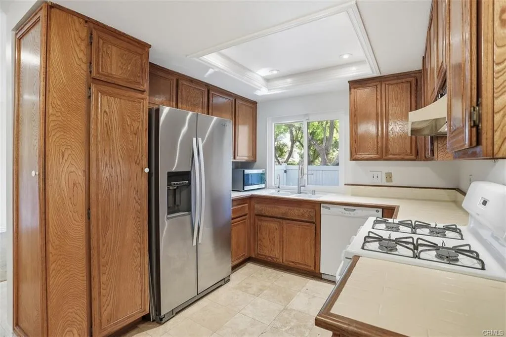 포텐셜!! 플러튼 최고지역& 최고학군!! 1,408 SqFt 3베드 타운홈
						매우 밝고, 높은천장, 마루바닥, 벽난로, 넓은 부엌 & 화장실, 2중창문, 바비큐할수있는 넓은 페리오.

						타운하우스  Fullerton CA's preview 3