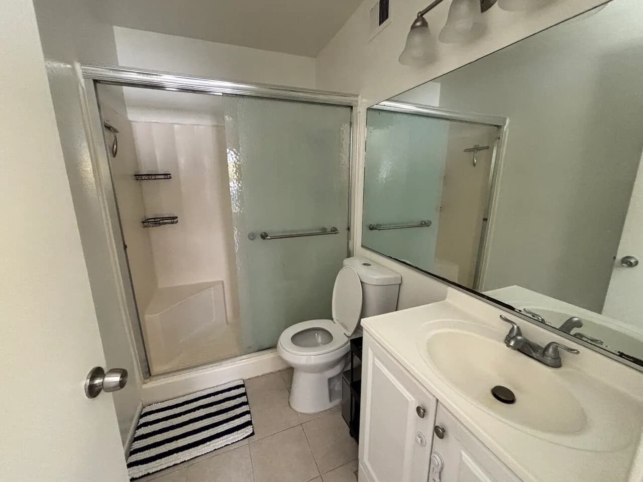 마스터룸 남성 룸메이트 구합니다.
					룸메이트
					Anaheim's preview 3