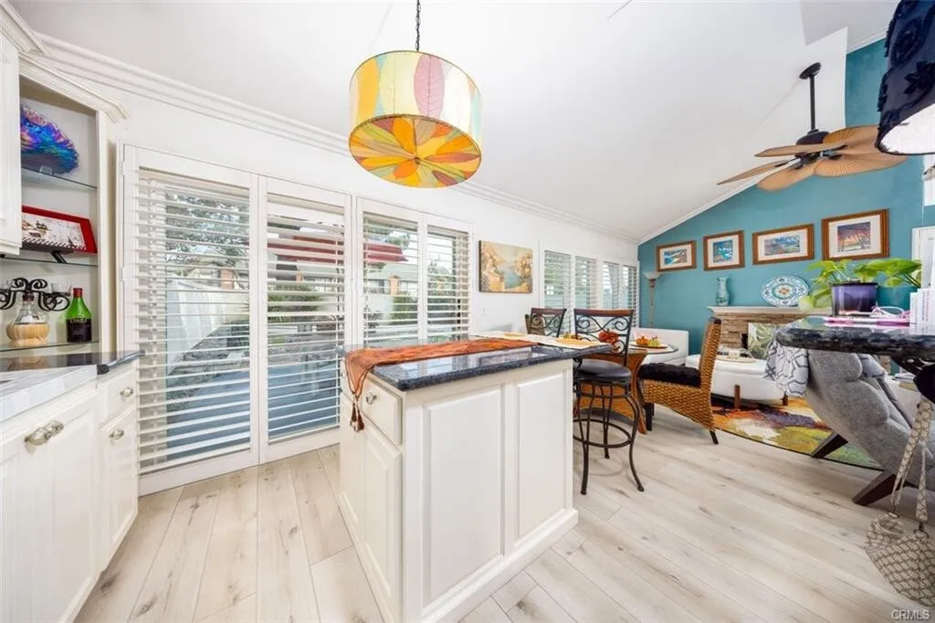 $718,000 치노힐!! 최고학군!! 1,216 SqFt 2베드 단독주택!!
						매우 밝고, 높은천장, 마루바닥, recessed lighting, 2중 창문, 벽난로, 뒷마당 covered 페리오.

						주택  Chino Hills CA's preview 3