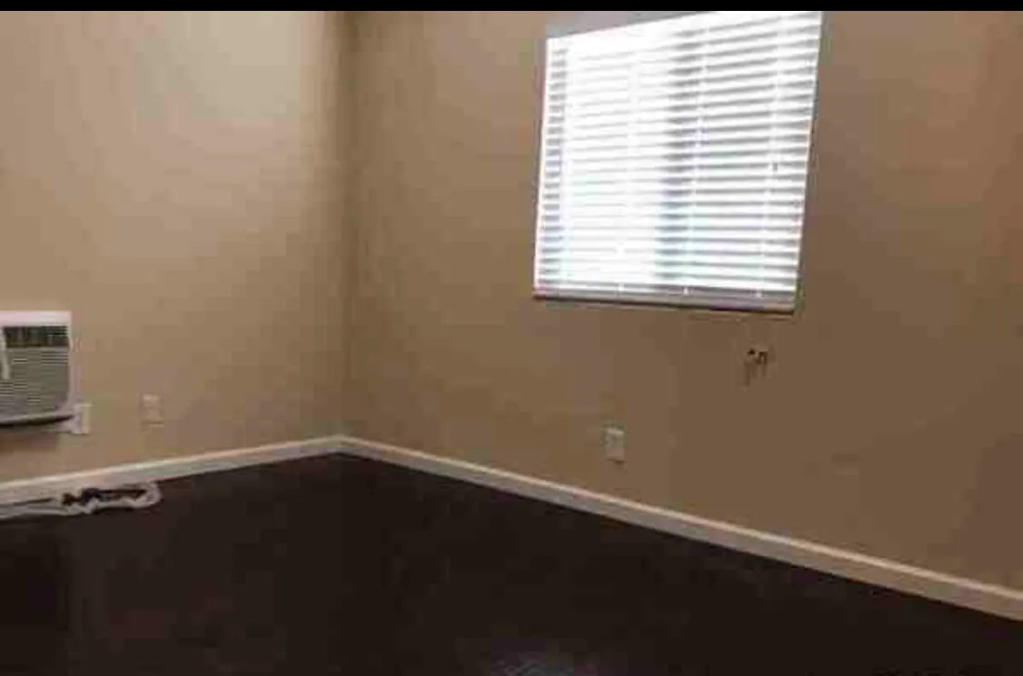 단독 방 임대 ($750)
					룸메이트
					Temple City's preview 0