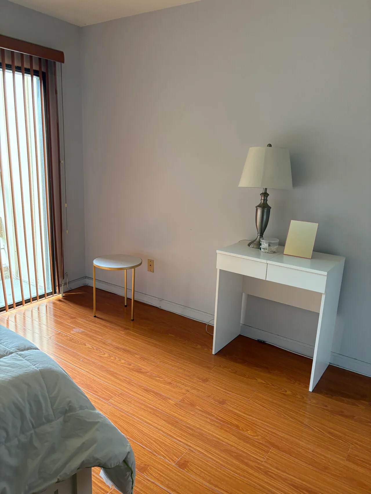 교통의 요지, 다우니 인근, 칼몬트 타운홈, 직장다니는 여자분 룸 메이트 구합니다
					룸메이트
					South Gate's preview 1