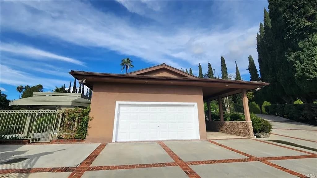 뷰!!뷰!!뷰!! 플러튼 최고지역!! 30,160 SqFt 넓은 Lot 단층 단독주택!!
						매우 밝고, 높은천장, 화강아 카운터탑 부엌, 2중창문, 마루바닥, 벽난로, 페리오, 스파, 빌트인 바비큐, 냉장고, 넓은 뒷마당.

						주택  Fullerton CA's preview 2