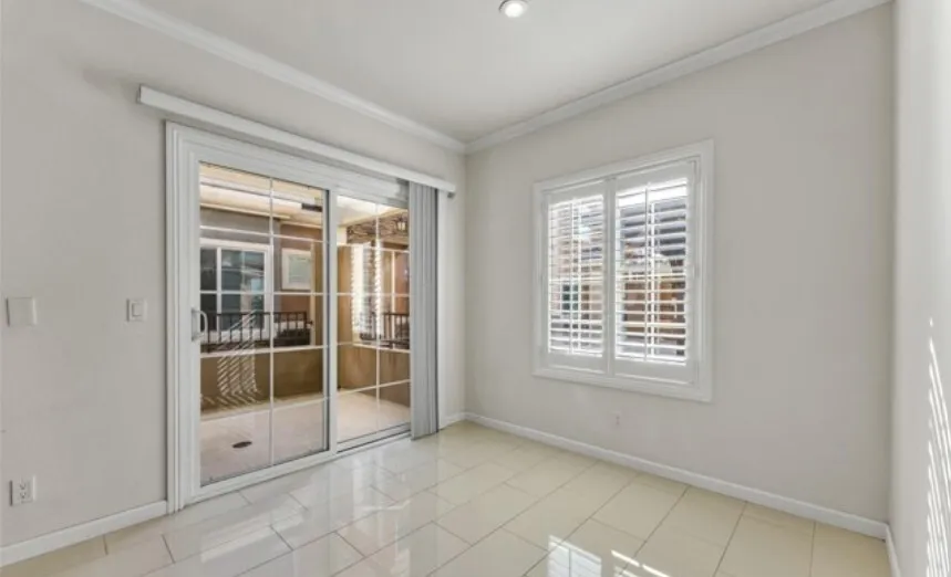 (알함브라 타운홈)  방2 + 화2.5
						좋은 로케이션. 편리시설 모두 근처. 좋은 학군. 
						타운하우스   CA's preview 3