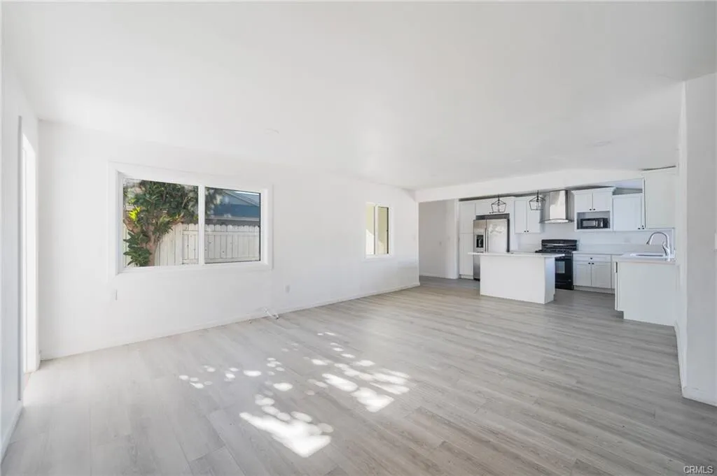 Fullerton 학군!! 라하브라 4베드 1,328 SqFt 리모델링 단층 단독주택!! 
						매우 밝고, 리모델링 부엌, 새 페인트, 2중창문, 벽난로, 새 마루바닥, recessed lighting, 수영장, 잘 관리된 뒷마당.

						주택  La Habra CA's preview 2