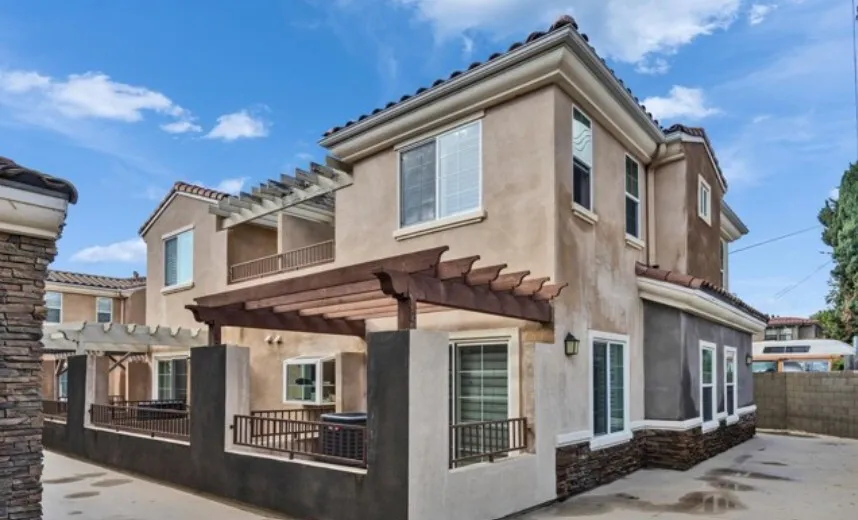 (알함브라 타운홈)  방2 + 화2.5
						좋은 로케이션. 편리시설 모두 근처. 좋은 학군. 
						타운하우스   CA's preview 0