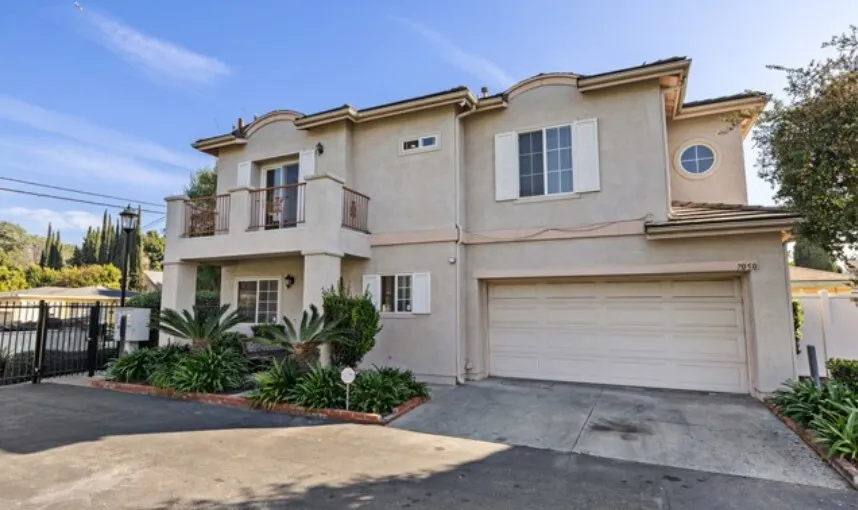 (다우니 타운홈)   방3 + 화2.5
						2층구조의 넓은 타운홈.  게이트 단지. 첫집구매로 좋은가격. 
						타운하우스  Downey CA's preview 0