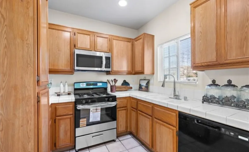 (다우니 타운홈)   방3 + 화2.5
						2층구조의 넓은 타운홈.  게이트 단지. 첫집구매로 좋은가격. 
						타운하우스  Downey CA's preview 2