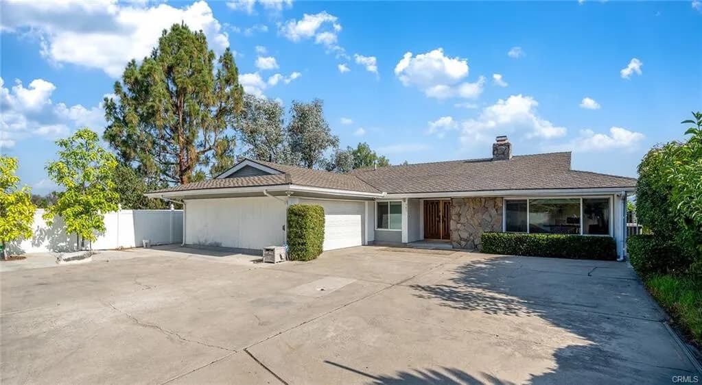 뷰!!뷰!!뷰!! 라하브라 최고위치!! 16,800 SqFt 넓은 Lot!! 단층 단독주택
						매우 밝고, 높은천장, Quartz 카운터탑 리모델링 부엌, 2중 창문, 벽난로, 새 페인트, 리모델링 화장실, 마루바닥, 멋진 뷰가 있는 넓은 뒷마당.

						주택  La Habra CA's preview 1