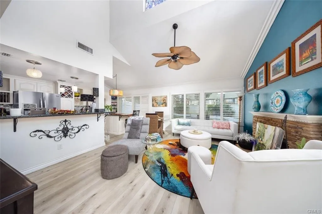 $718,000 치노힐!! 최고학군!! 1,216 SqFt 2베드 단독주택!!
						매우 밝고, 높은천장, 마루바닥, recessed lighting, 2중 창문, 벽난로, 뒷마당 covered 페리오.

						주택  Chino Hills CA's preview 1