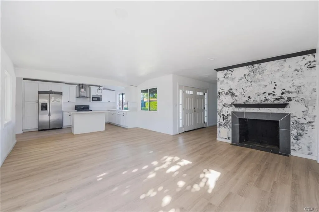 Fullerton 학군!! 라하브라 4베드 1,328 SqFt 리모델링 단층 단독주택!! 
						매우 밝고, 리모델링 부엌, 새 페인트, 2중창문, 벽난로, 새 마루바닥, recessed lighting, 수영장, 잘 관리된 뒷마당.

						주택  La Habra CA's preview 1