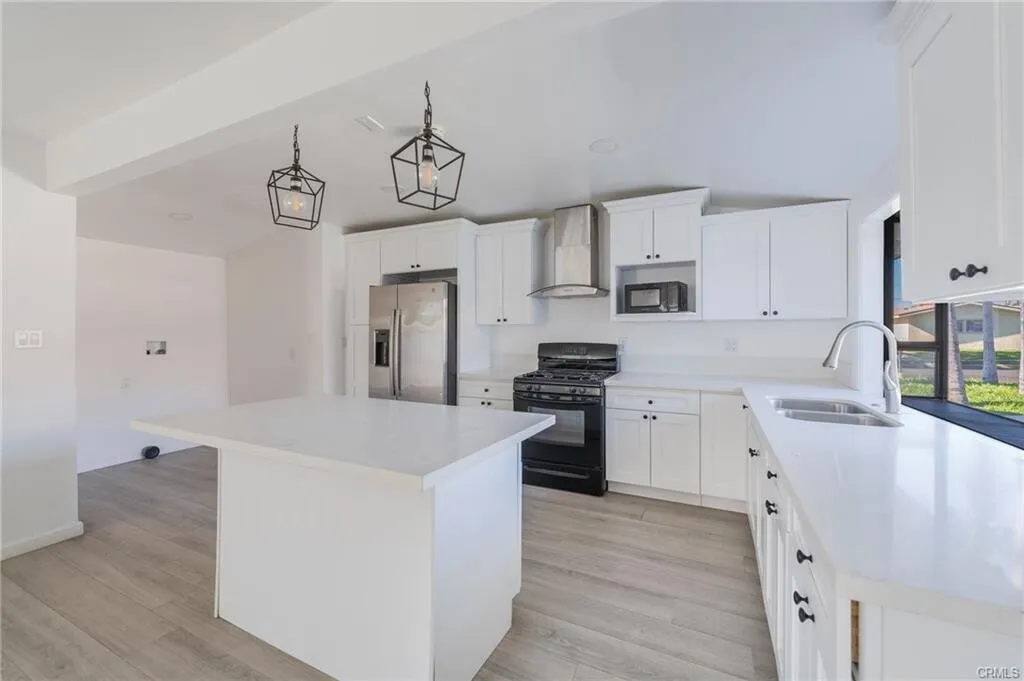 Fullerton 학군!! 라하브라 4베드 1,328 SqFt 리모델링 단층 단독주택!! 
						매우 밝고, 리모델링 부엌, 새 페인트, 2중창문, 벽난로, 새 마루바닥, recessed lighting, 수영장, 잘 관리된 뒷마당.

						주택  La Habra CA's preview 3