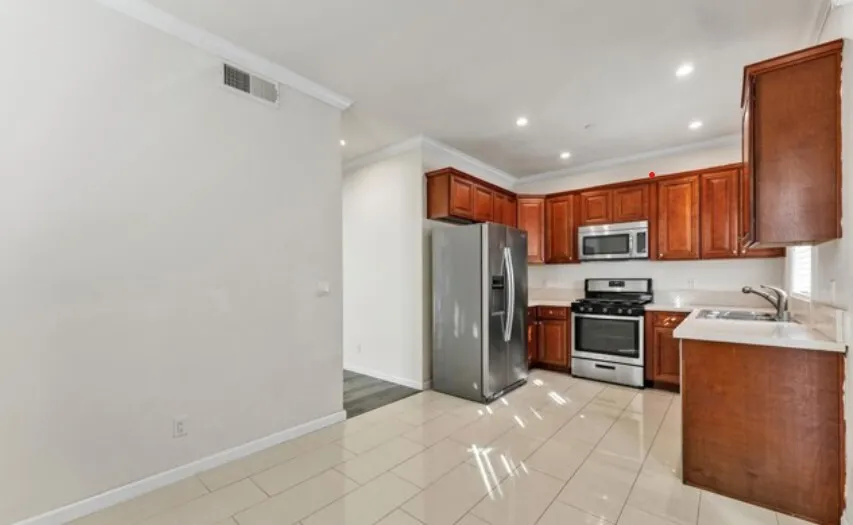 (알함브라 타운홈)  방2 + 화2.5
						좋은 로케이션. 편리시설 모두 근처. 좋은 학군. 
						타운하우스   CA's preview 2