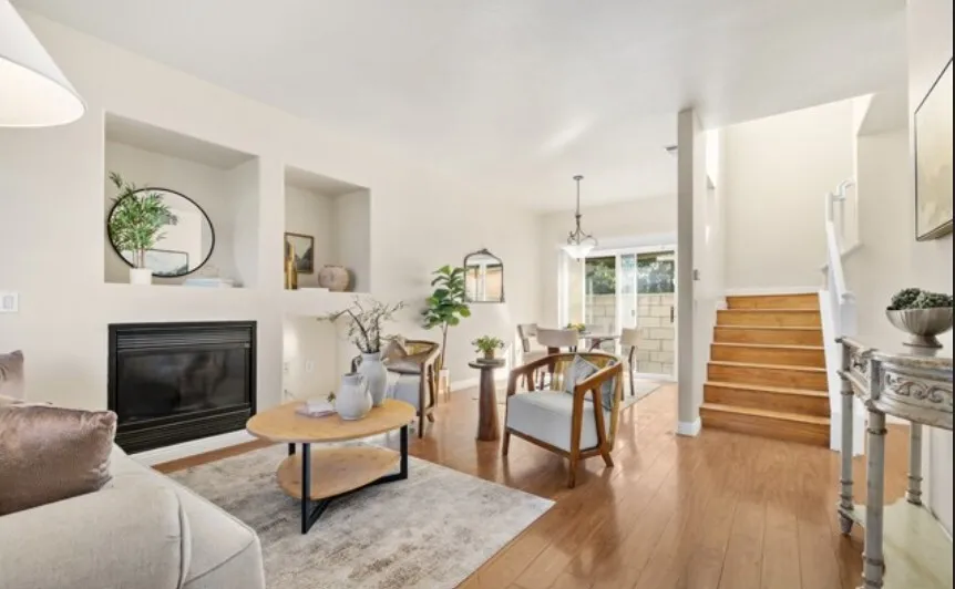 (다우니 타운홈)   방3 + 화2.5
						2층구조의 넓은 타운홈.  게이트 단지. 첫집구매로 좋은가격. 
						타운하우스  Downey CA's preview 1