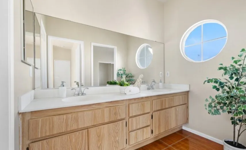 (다우니 타운홈)   방3 + 화2.5
						2층구조의 넓은 타운홈.  게이트 단지. 첫집구매로 좋은가격. 
						타운하우스  Downey CA's preview 3