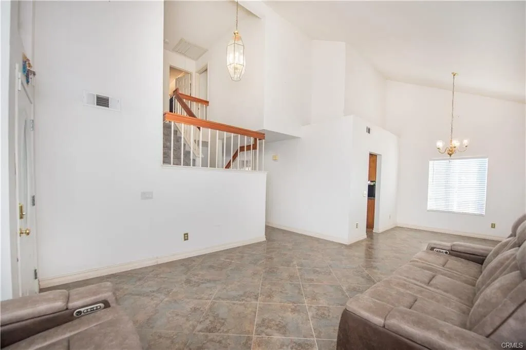 South 코로나 최고지역!! 단독주택!! 저렴한 TAX!!
						매우밝고, 높은천장, 화강암 카운터탑 부엌, recessed lighting, 2중창문, 벽난로, covered patio, 넓은 뒷마당.

						주택  Corona CA's preview 2