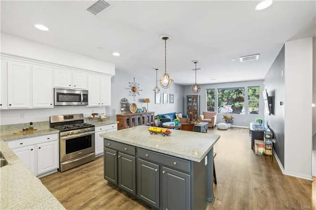 LA&OC 출퇴근 편리한 위티어 2017년생 넓은 타운홈
						1770 SQFT, Uptown 위티어 부촌에 위치, 1층에 방
						타운하우스  Whittier CA's preview 3