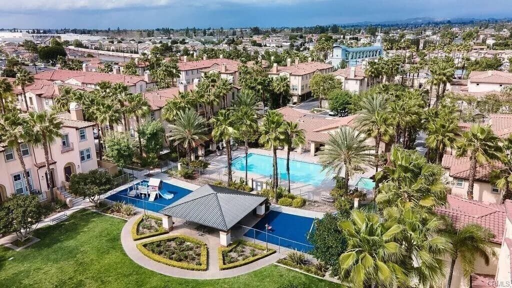 [부에나팍] 2007년생 게이트 리조트단지 리모델링 타운홈
						Fully 업그레이드, 코너집, 1층에 방
						타운하우스  Buena Park CA's preview 0