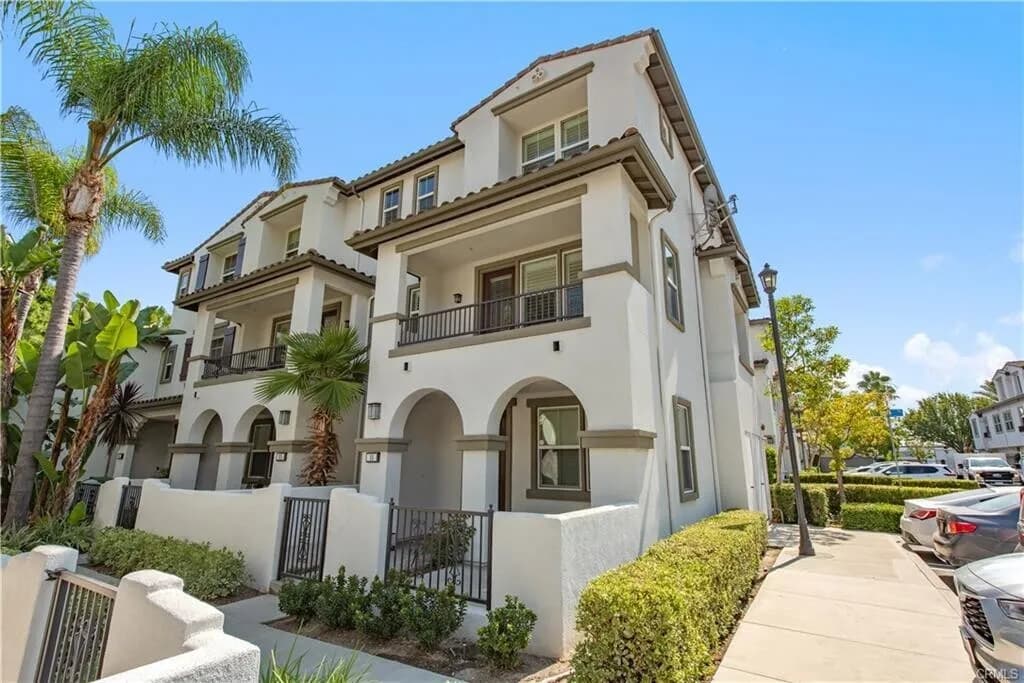 [부에나팍] 2007년생 게이트 리조트단지 리모델링 타운홈
						Fully 업그레이드, 코너집, 1층에 방
						타운하우스  Buena Park CA's preview 1