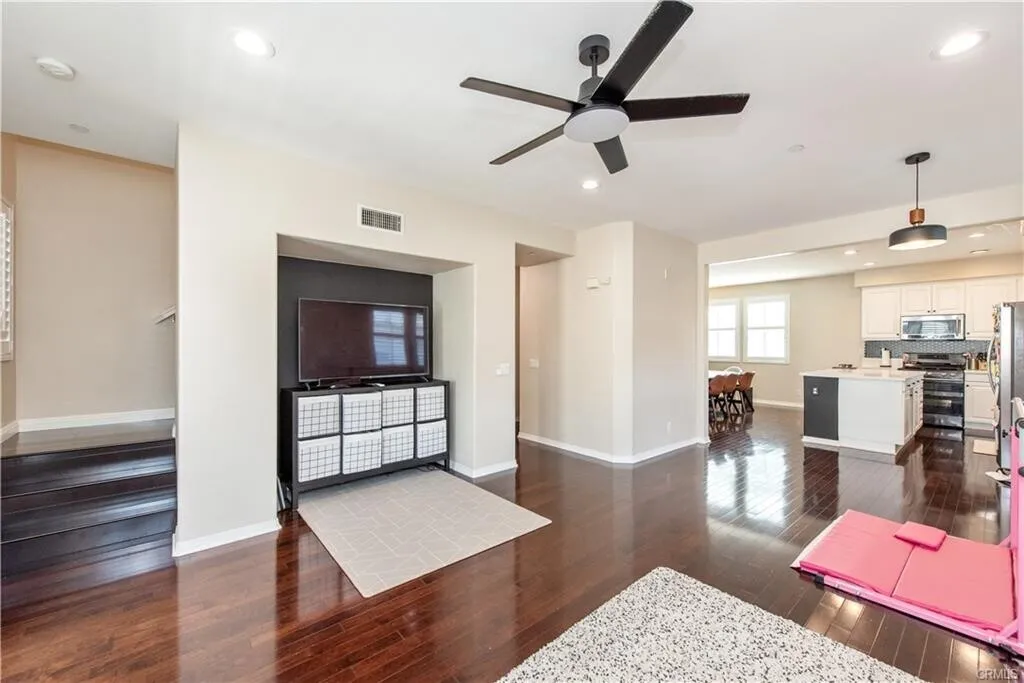 [부에나팍] 2007년생 게이트 리조트단지 리모델링 타운홈
						Fully 업그레이드, 코너집, 1층에 방
						타운하우스  Buena Park CA's preview 3