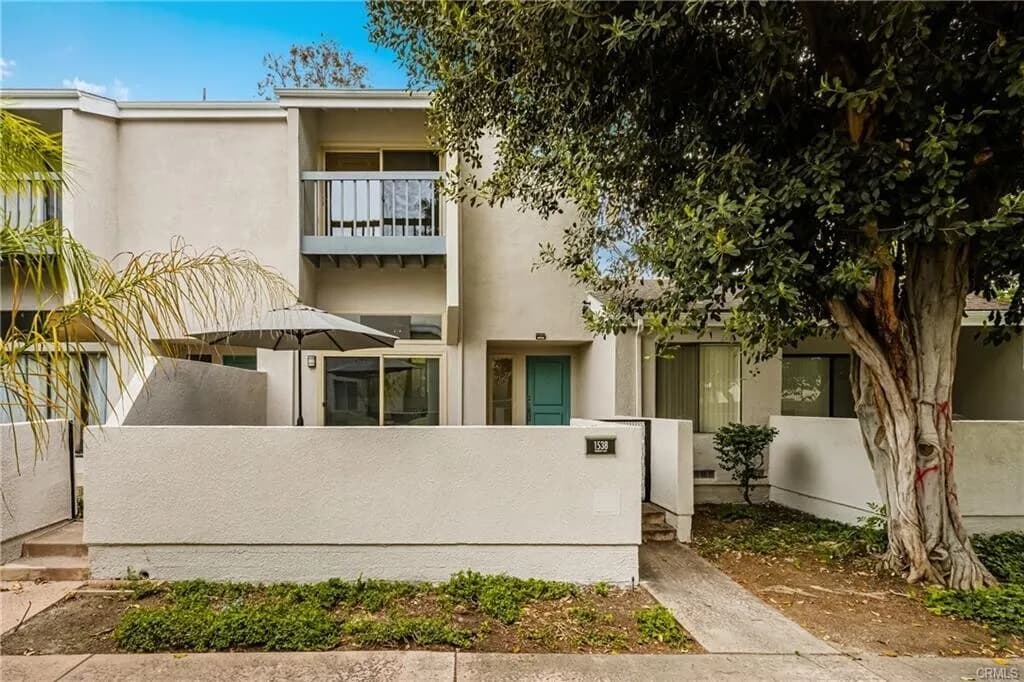 [플러튼] 리조트단지 리모델링 방3개 넓은 타운홈
						1652 SQFT, 하이실링, 넓은 마당, 2 car attached 그라지
						타운하우스  Fullerton CA's preview 0