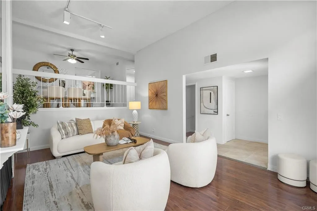 [플러튼] 리조트단지 리모델링 방3개 넓은 타운홈
						1652 SQFT, 하이실링, 넓은 마당, 2 car attached 그라지
						타운하우스  Fullerton CA's preview 1