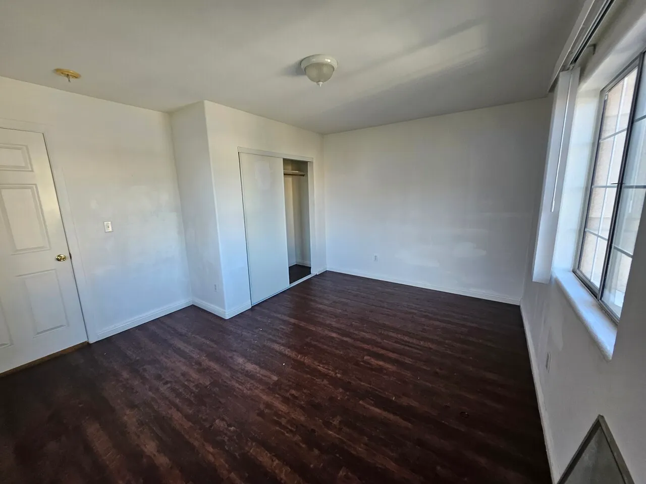 4 bedroom unit looking for female roommates
					룸메이트
					Los Angeles's preview 2
