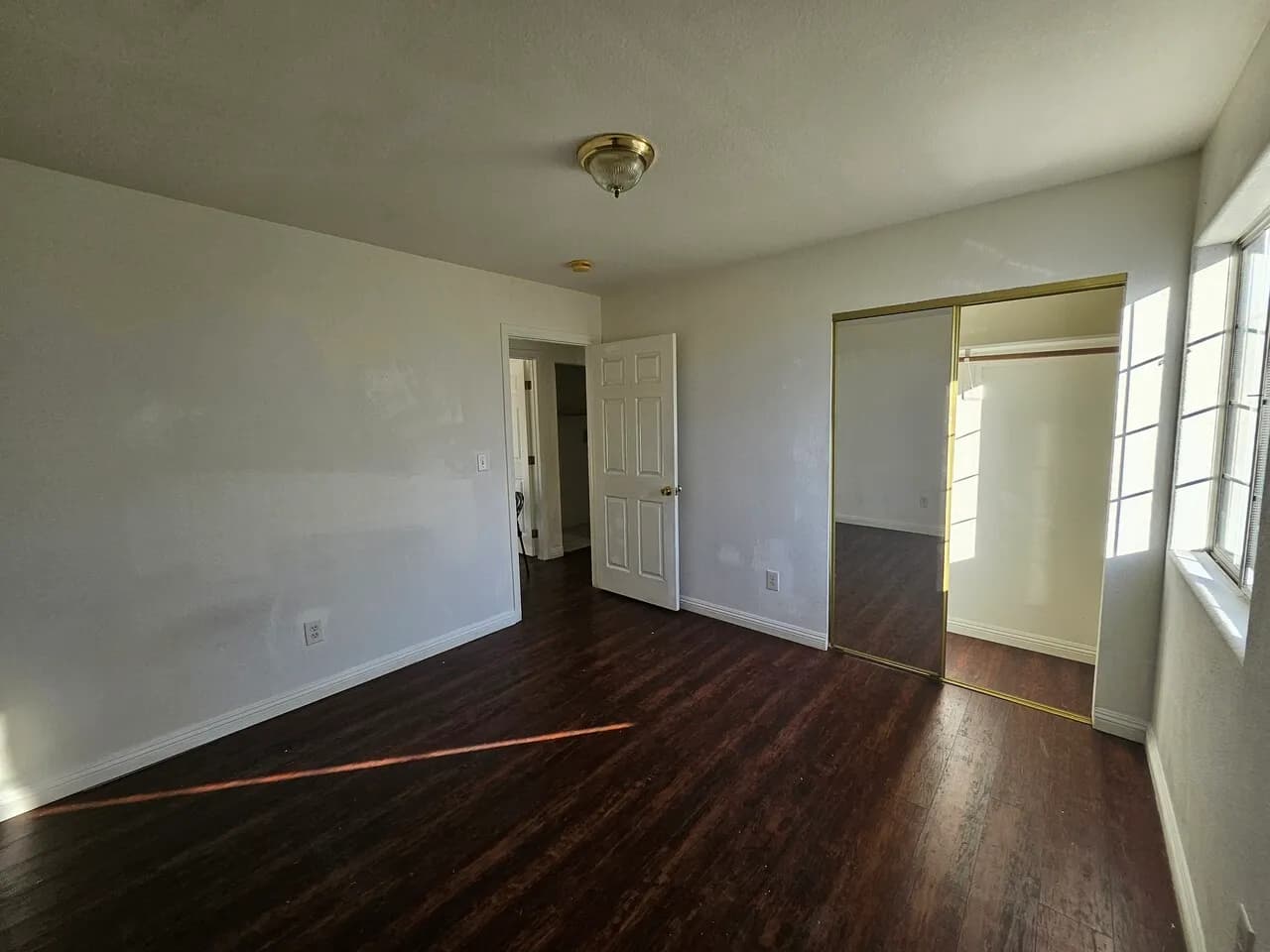 4 bedroom unit looking for female roommates
					룸메이트
					Los Angeles's preview 3