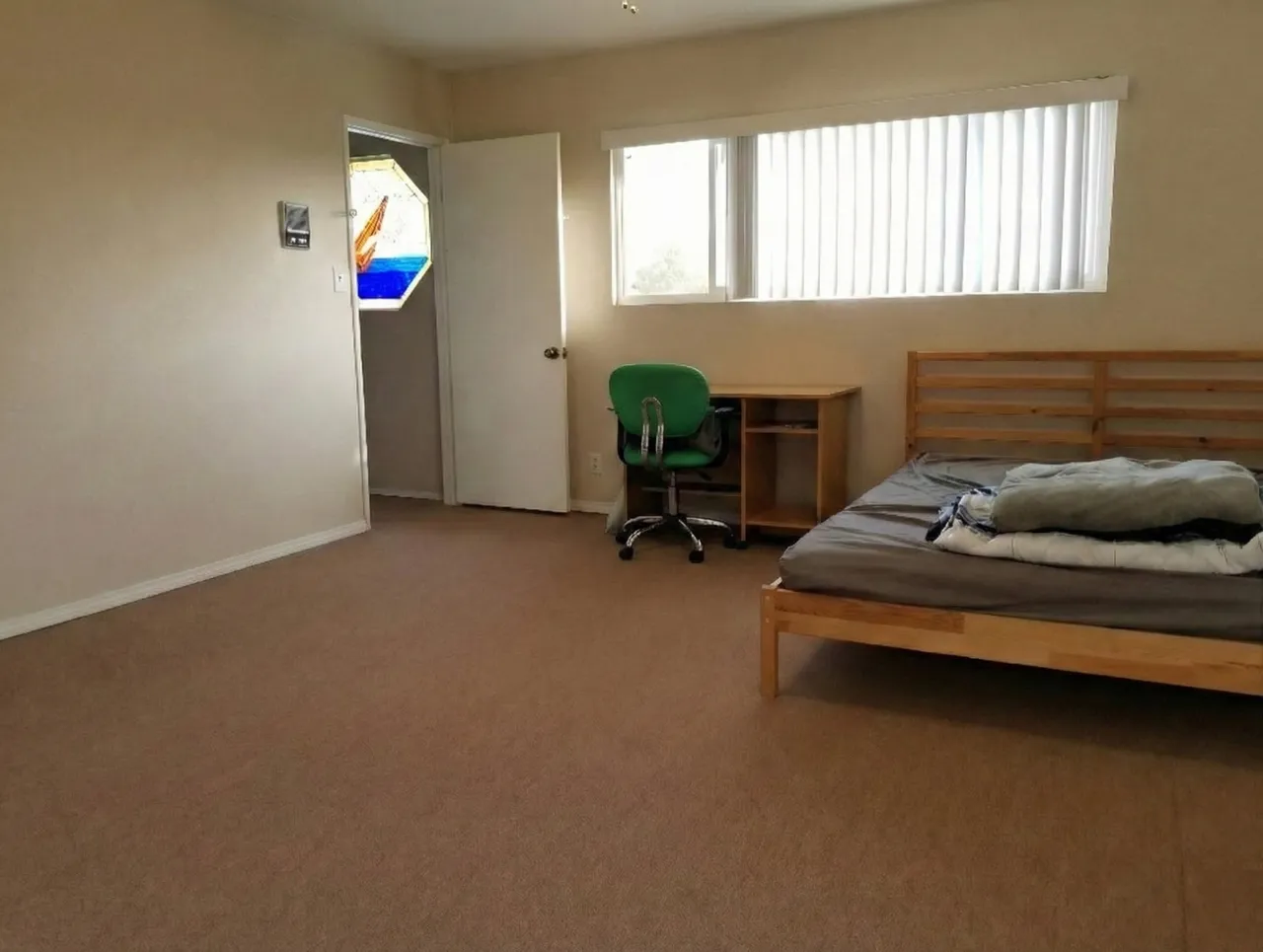 North Downey- 하우스 2층의 넓은 카펫방을 렌트하며, 남성분에 한합니다.
					룸메이트
					Downey's preview 0