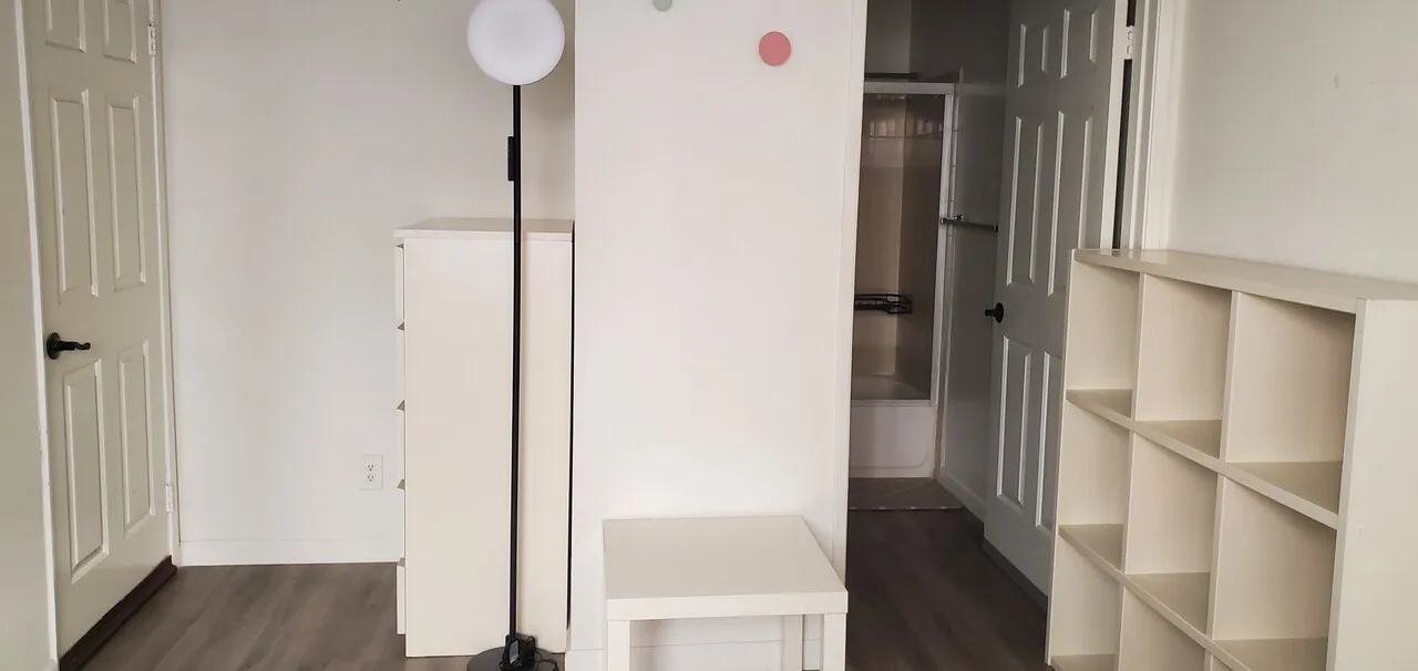 룸메이트 여성
					룸메이트
					La-ktown's preview 2