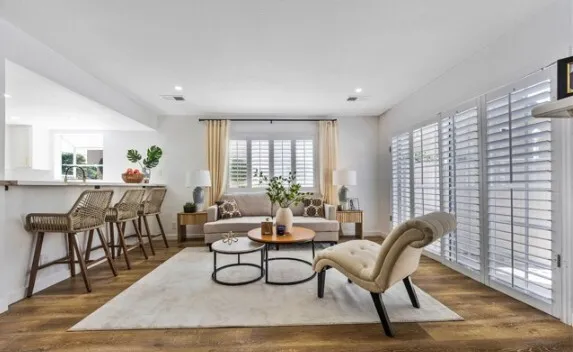 (토랜스 타운홈)  방3 + 화2.5
						좋은 가격. 2층구조의 실용적인 타운홈. 게이트 커뮤니티. 
						타운하우스  Torrance CA's preview 0