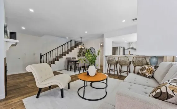 (토랜스 타운홈)  방3 + 화2.5
						좋은 가격. 2층구조의 실용적인 타운홈. 게이트 커뮤니티. 
						타운하우스  Torrance CA's preview 1