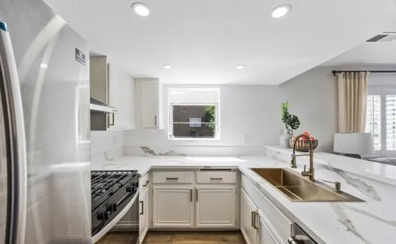 (토랜스 타운홈)  방3 + 화2.5
						좋은 가격. 2층구조의 실용적인 타운홈. 게이트 커뮤니티. 
						타운하우스  Torrance CA's preview 2