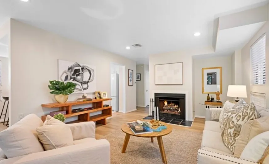 (글렌데일 타운홈)  방2+ 화2.5
						라크라센타 우수학군. 몬트로스 타운센타 도보거리. 업그레이드.
						타운하우스  Glendale CA's preview 2