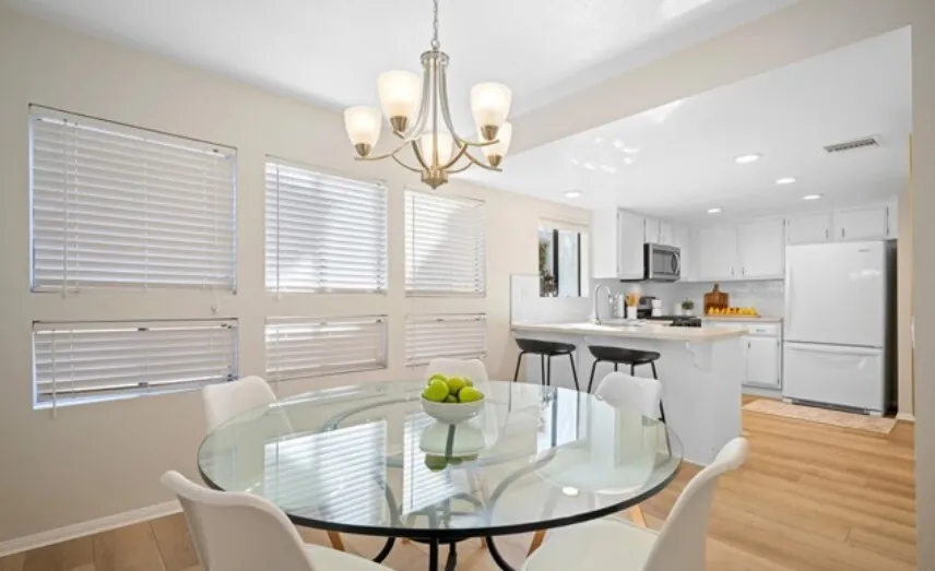 (글렌데일 타운홈)  방2+ 화2.5
						라크라센타 우수학군. 몬트로스 타운센타 도보거리. 업그레이드.
						타운하우스  Glendale CA's preview 3