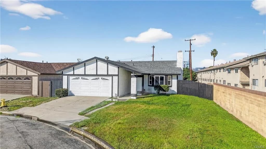 E. Whittier!! 라미라다 바로 옆 4베드 1,750 SqFt 단층 단독주택!! 
						집 전체 리모델링!! 매우 밝고, 높은천장, 오픈 구조, 2중창문, 리모델링 새 부엌, 새 마루바닥, 새 화장실, 벽난로, 새 페인트, 페리오커버 넓은 뒷마당.
						주택  Whittier CA's preview 0