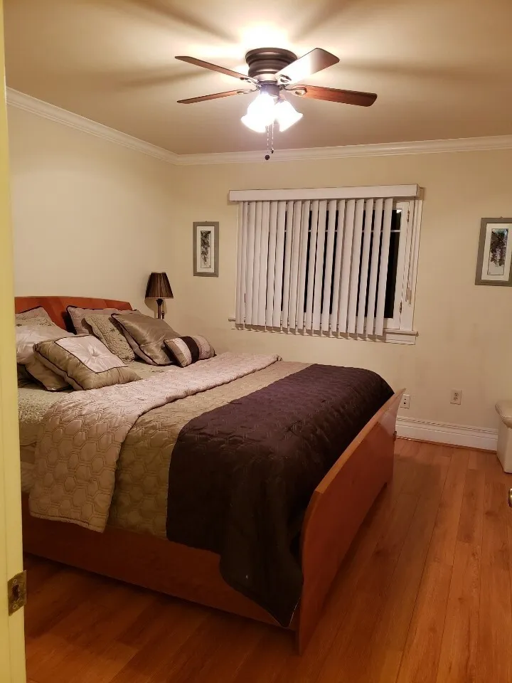 크고 깨끗한 2층 독방 장,단기 렌트합니다.
					룸메이트
					Los Angeles's preview 1