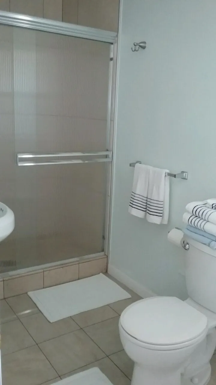 크고 깨끗한 2층 독방 장,단기 렌트합니다.
					룸메이트
					Los Angeles's preview 2