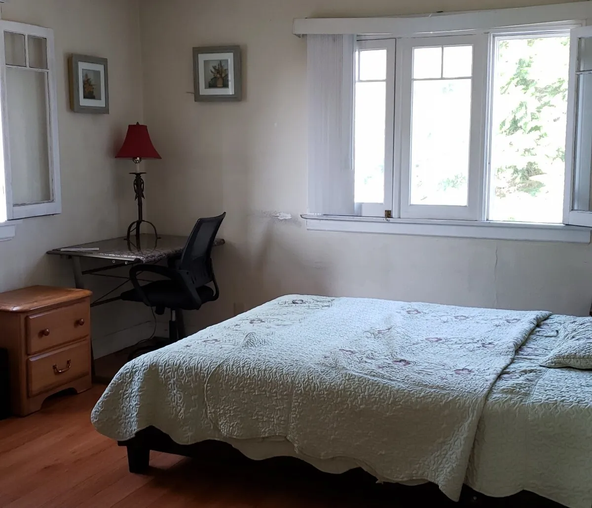 크고 깨끗한 2층 독방 장,단기 렌트합니다.
					룸메이트
					Los Angeles's preview 3