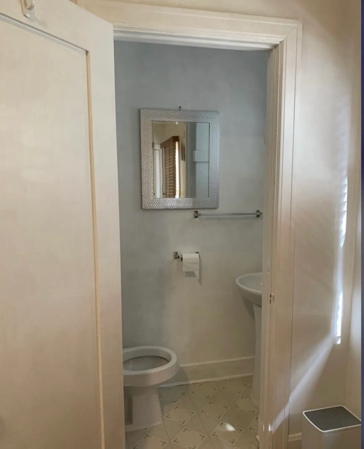 타운 중심에 위치한 안전한 주택 지역입니다
					룸메이트
					Los Angeles's preview 2