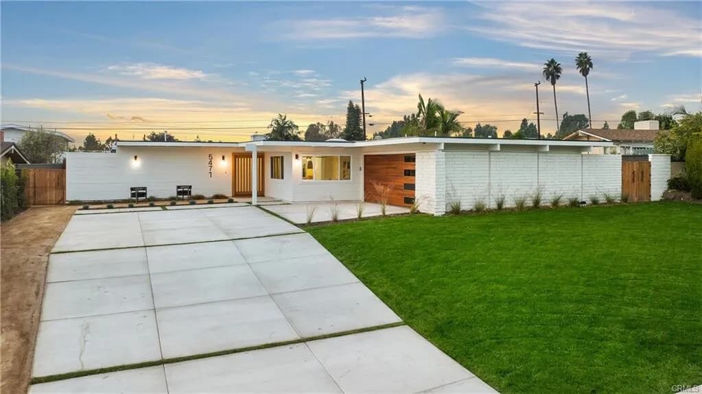 부에나팍 최고지역!! 로스카요테 골프장 매우 인접 리모델링 단층 단독주택
						매우 밝고, 높은천장, Quartz 카운터탑 리모델링 부엌 Oak 케비넷, 리모델링 화장실, Oak 마루바닥, 벽난로, 2중 창문, 넓은 뒷마당.

						주택  Buena Park CA's preview 0