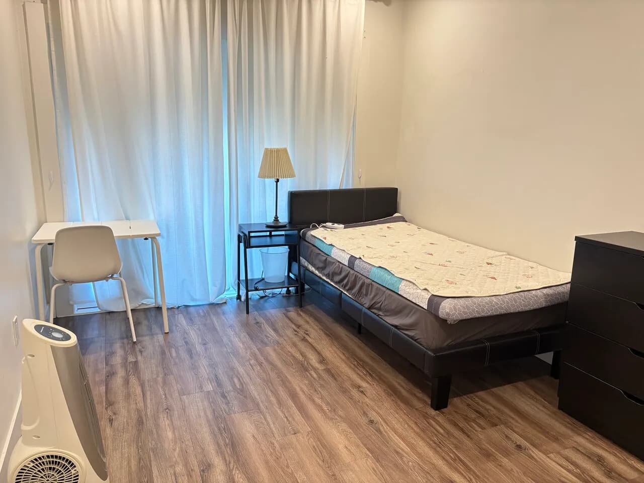 한타)9가+Wilton 방1 모든 유틸리티 포함.(부엌공유) $900
					룸메이트
					Los Angeles's preview 0