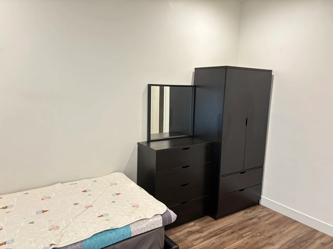 한타)9가+Wilton 방1 모든 유틸리티 포함.(부엌공유) $900
					룸메이트
					Los Angeles's preview 1