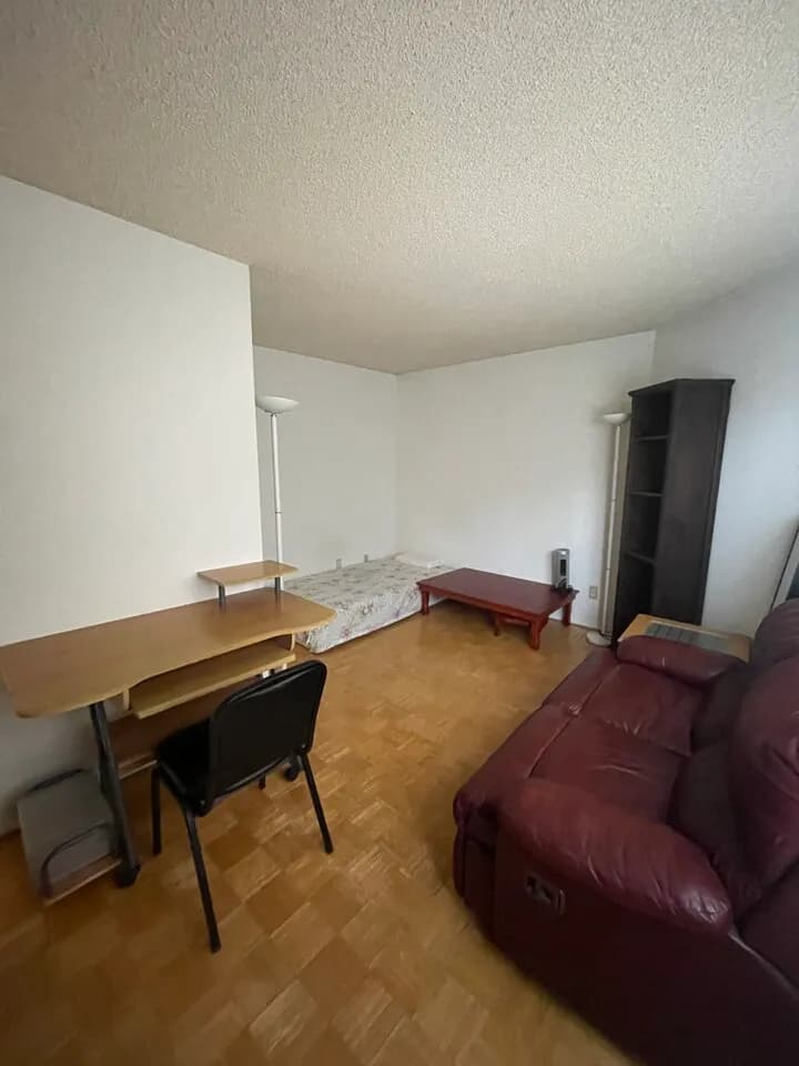 올림픽 갤러리아 옆 아파트 여자 룸메 구함 $800
					룸메이트
					Koreatown Los Angeles's preview 0