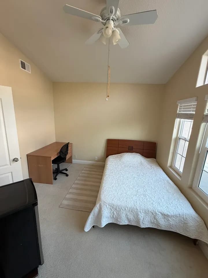 플러튼 방 렌트 (유틸리티/인터넷/주차 포함)
					룸메이트
					Fullerton, Ca's preview 0