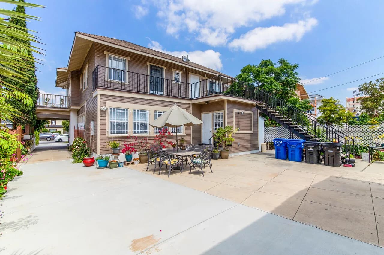 큰 독방 (300 SF) / 개인 전용 화장실/ 1 파킹/출입문 별도
					룸메이트
					Los Angeles (한타지역)'s preview 3