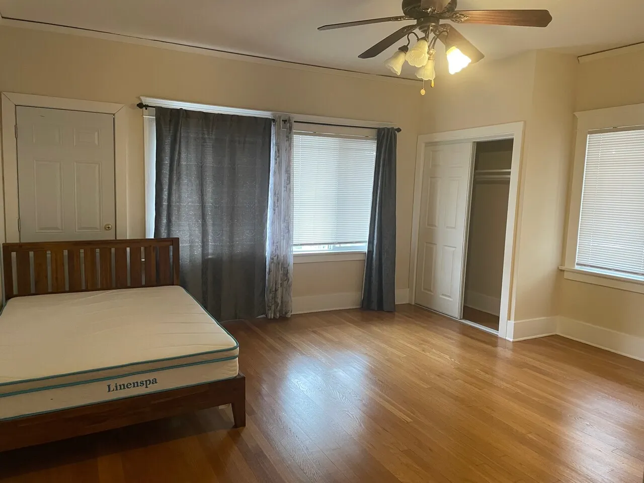 큰 독방 (300 SF) / 개인 전용 화장실/ 1 파킹/개인 출구
					룸메이트
					Los Angeles (한타지역)'s preview 0