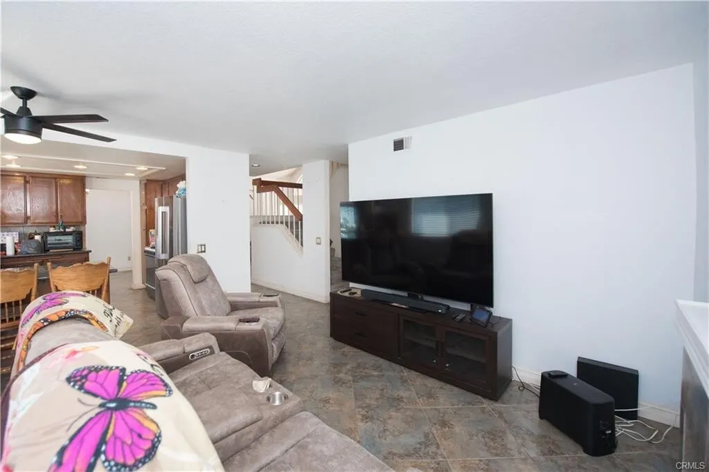 South 코로나 최고지역!! 단독주택!! 저렴한 TAX!!
						매우밝고, 높은천장, 화강암 카운터탑 부엌, recessed lighting, 2중창문, 벽난로, covered patio, 넓은 뒷마당.

						주택  Corona CA's preview 3