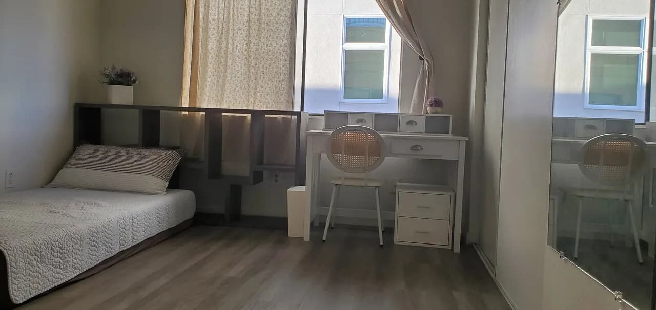 룸메이트 여성
					룸메이트
					La-ktown's preview 0