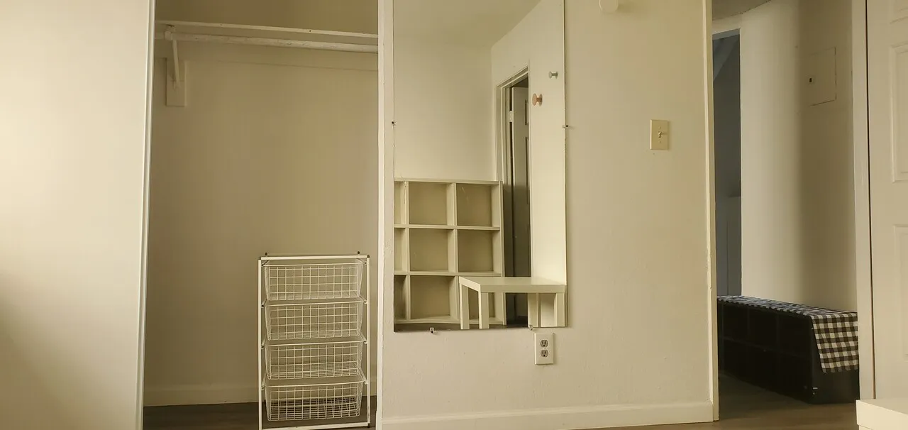 룸메이트 여성
					룸메이트
					La-ktown's preview 1