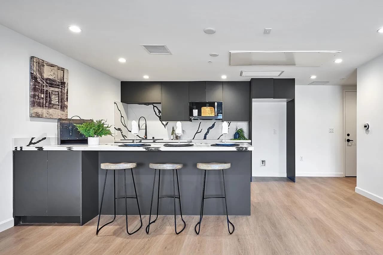 한타 럭셔리 2024년생의 새 콘도 분양
						2024년도에 새로 지은 럭셔리 새 콘도 38유닛/방3구조 / 모던스타일의 인테리어, 가주마켓, YMCA 걸어갈수 있는 편리함
						콘도  Los Angeles CA's preview 0